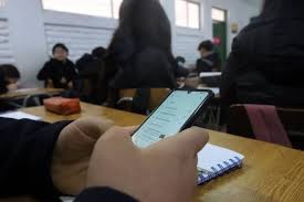 El 54% de los estudiantes argentinos de 15 años se distrae con su celular en clase