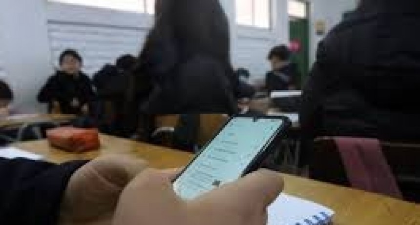 El 54% de los estudiantes argentinos de 15 años se distrae con su celular en clase