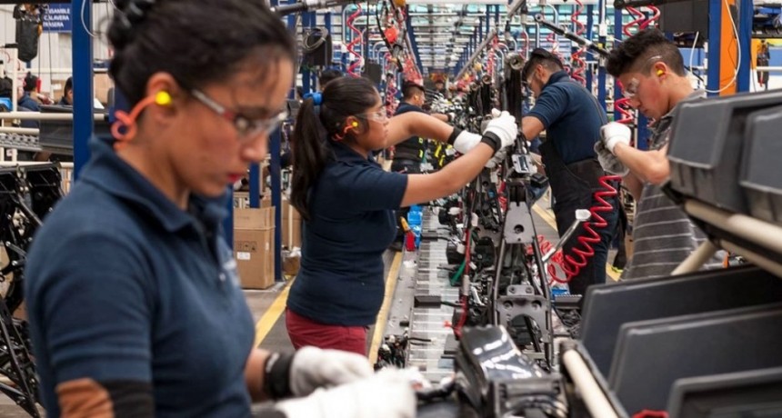 Leve caída del empleo privado en Santa Fe