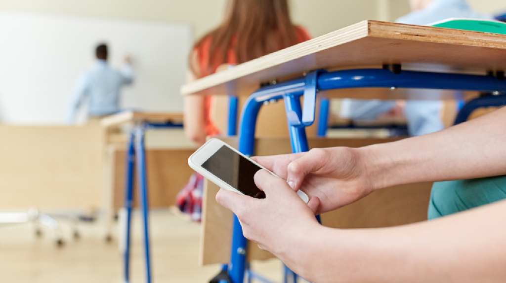 Proponen regular el uso de celulares en las escuelas de Santa Fe
