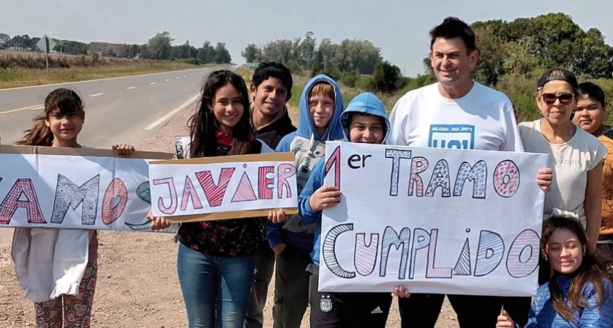 Un director de escuela se jubiló y caminó 40 km para dar gracias