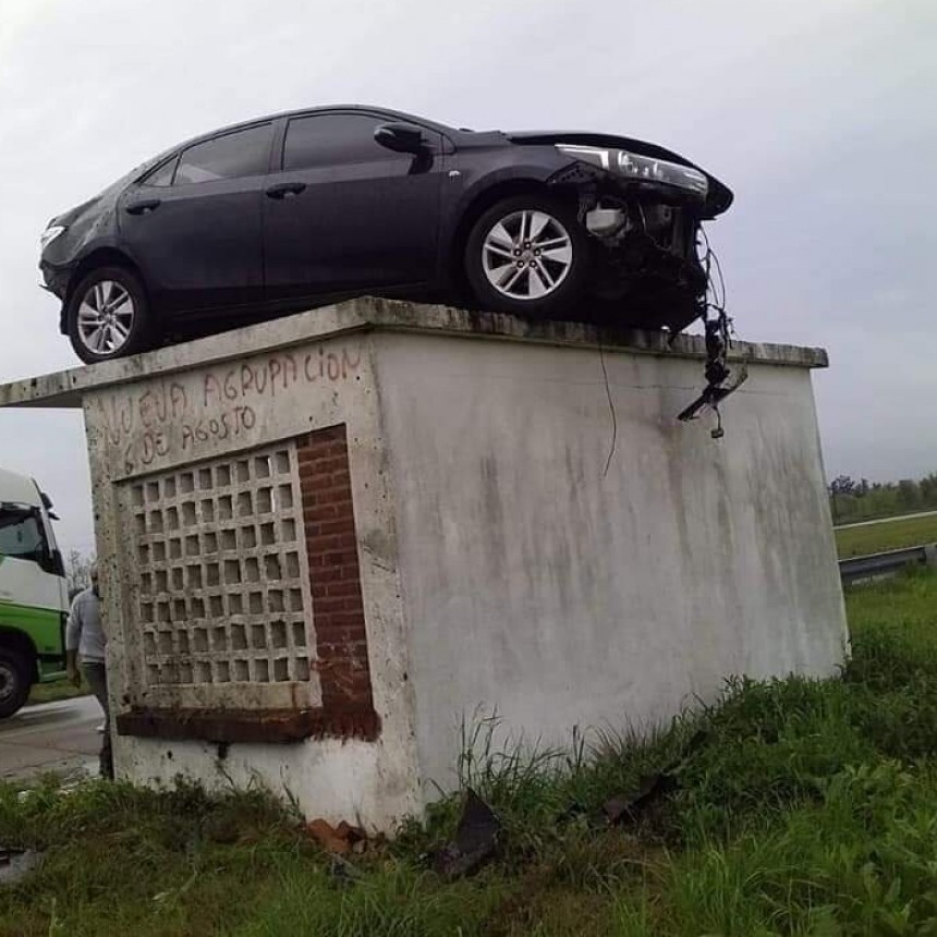 Así se produjo el insólito accidente que dejó un auto arriba de una garita