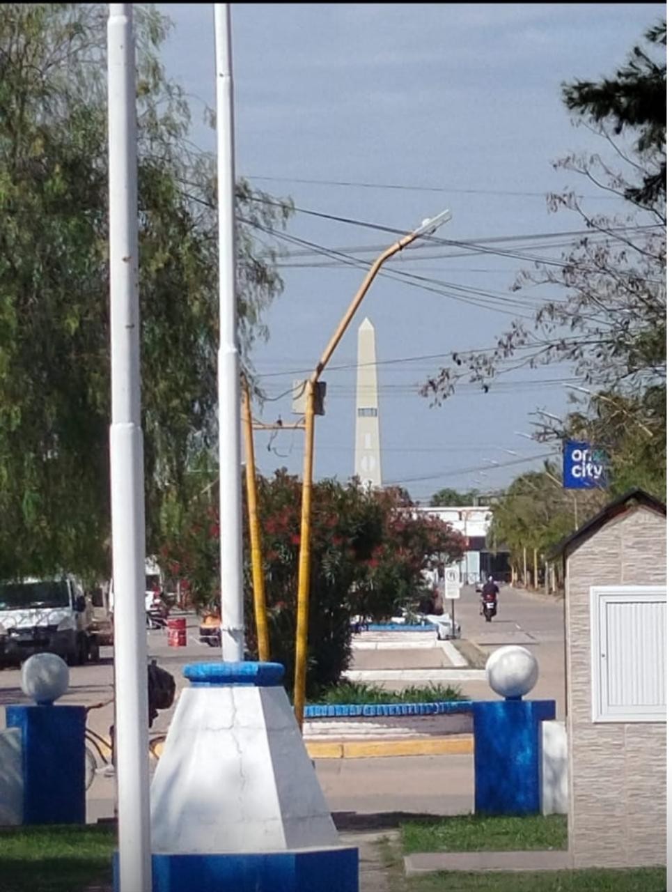 Tostado ya luce su propio obelisco