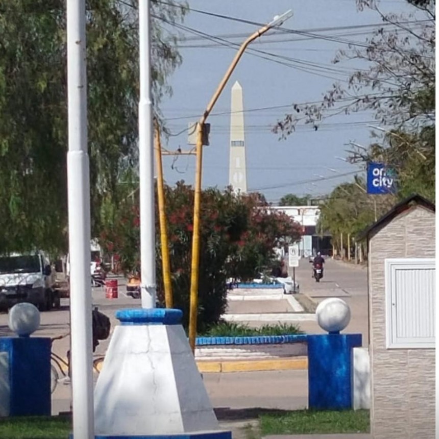 Tostado ya luce su propio obelisco