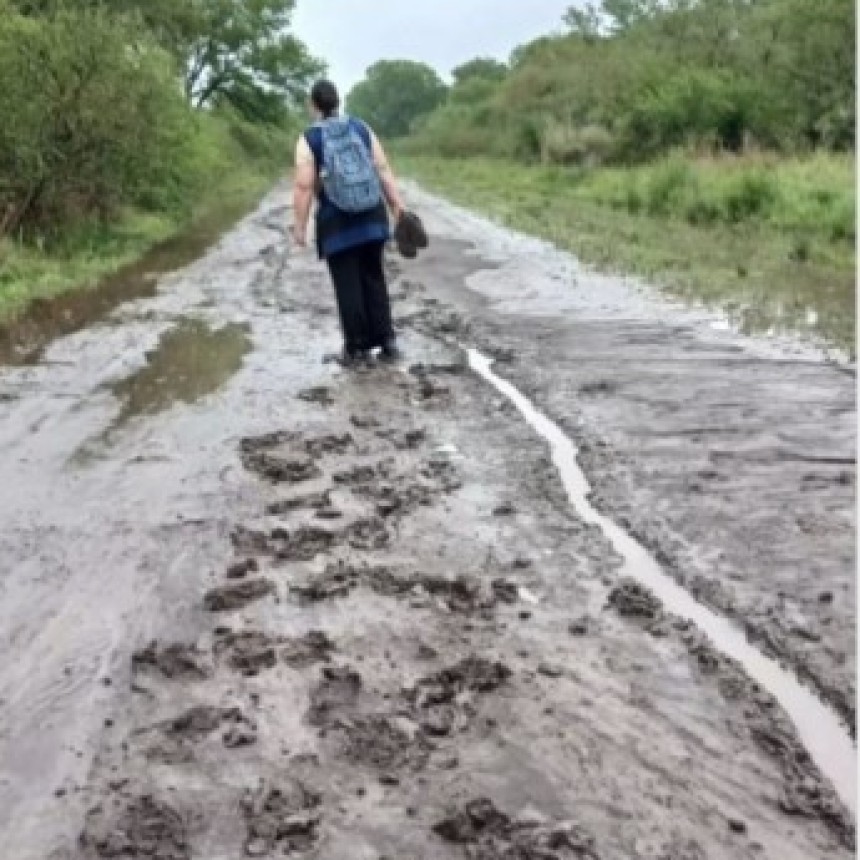 Una docente de Vera camina 8 kil&oacute;metros para dar clases en Caraguatay